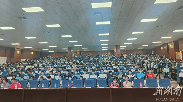 太阳集团tcy8722新生:倾听戍边故事 致敬戍边英雄